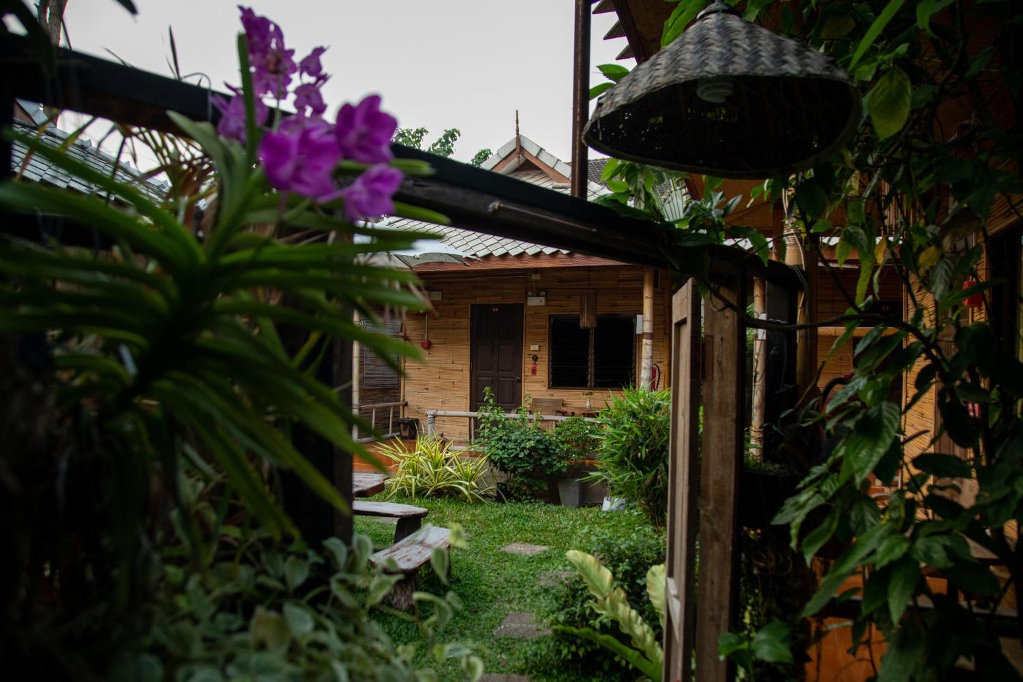 Boutique Hotel & Restaurant, Jaidee Bamboo Huts Chiang Mai Exteriör bild