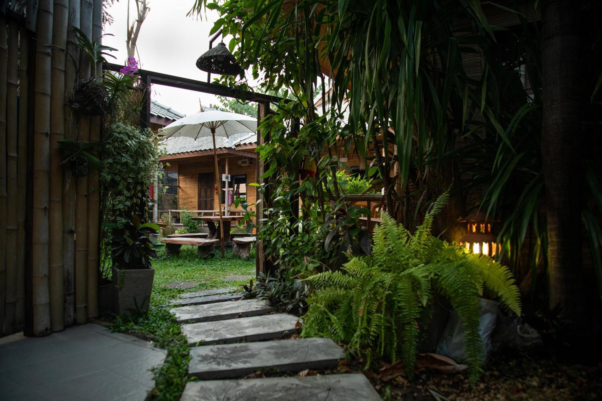 Boutique Hotel & Restaurant, Jaidee Bamboo Huts Chiang Mai Exteriör bild